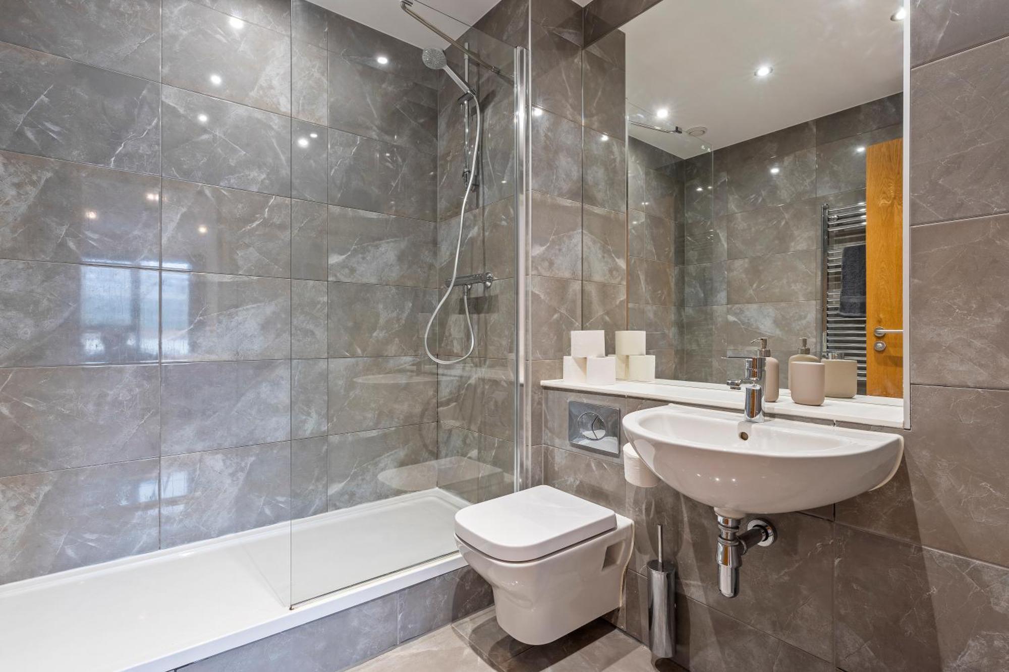 Shanti Suite - 2Bed 2Bath City Centre - Wifi - Netflix- Parking- Modern- Perfect For Family, Contractors, Leisure, Business By Shanti Nights Birmingam Exterior foto